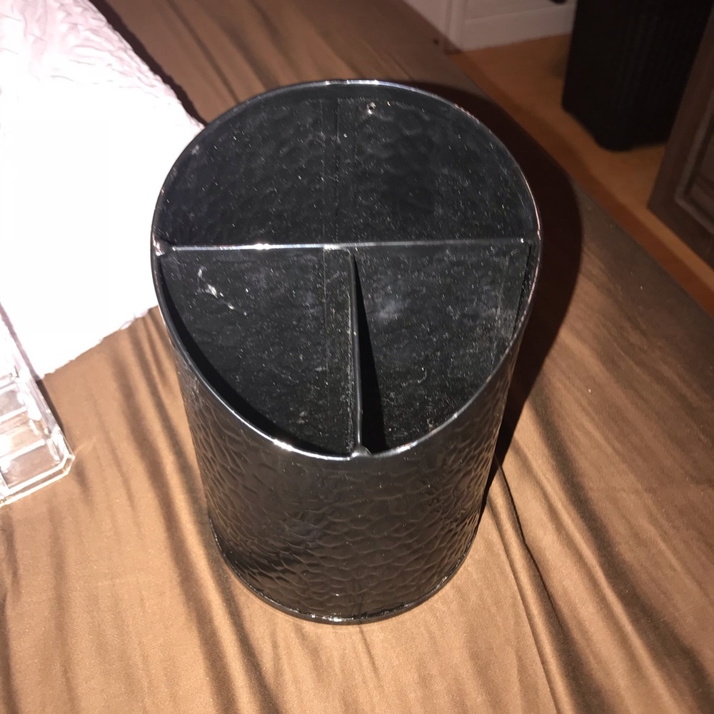 brush organizer
